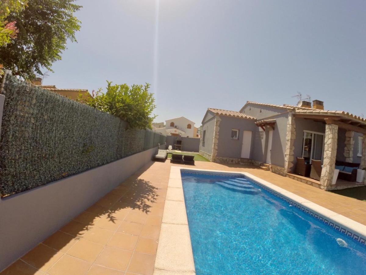 Casa En L Escala Con Piscina Y Wifi Free Villa L' Escala Luaran gambar