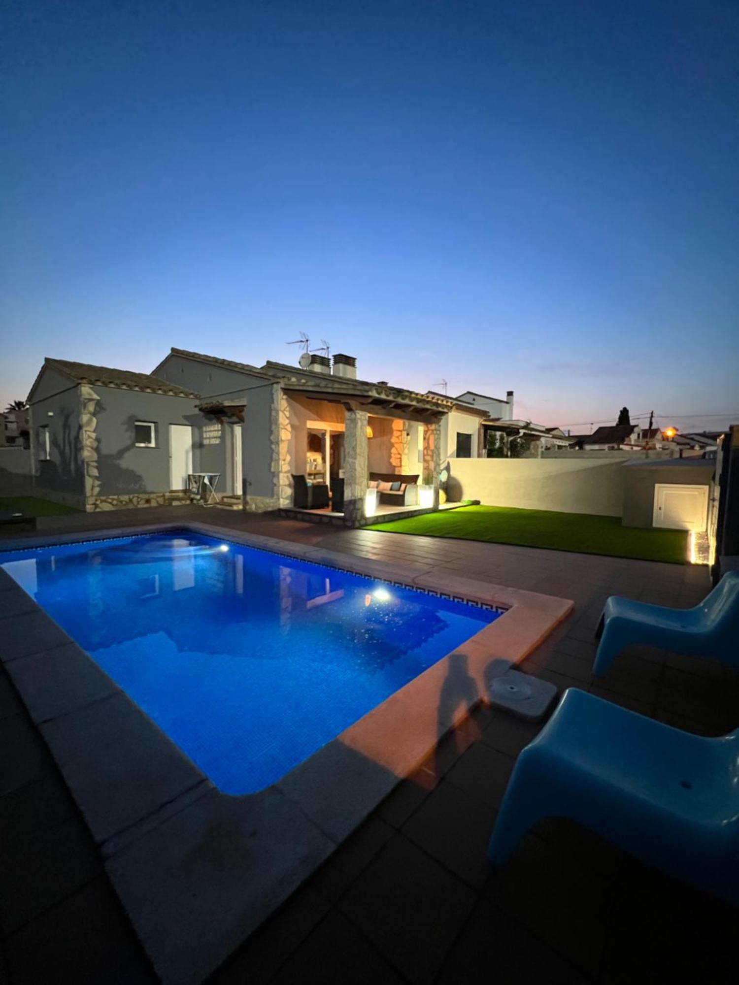 Casa En L Escala Con Piscina Y Wifi Free Villa L' Escala Luaran gambar
